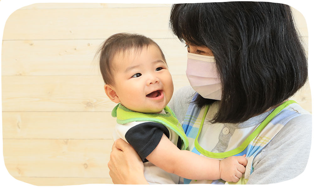 赤ちゃんを抱っこする女性