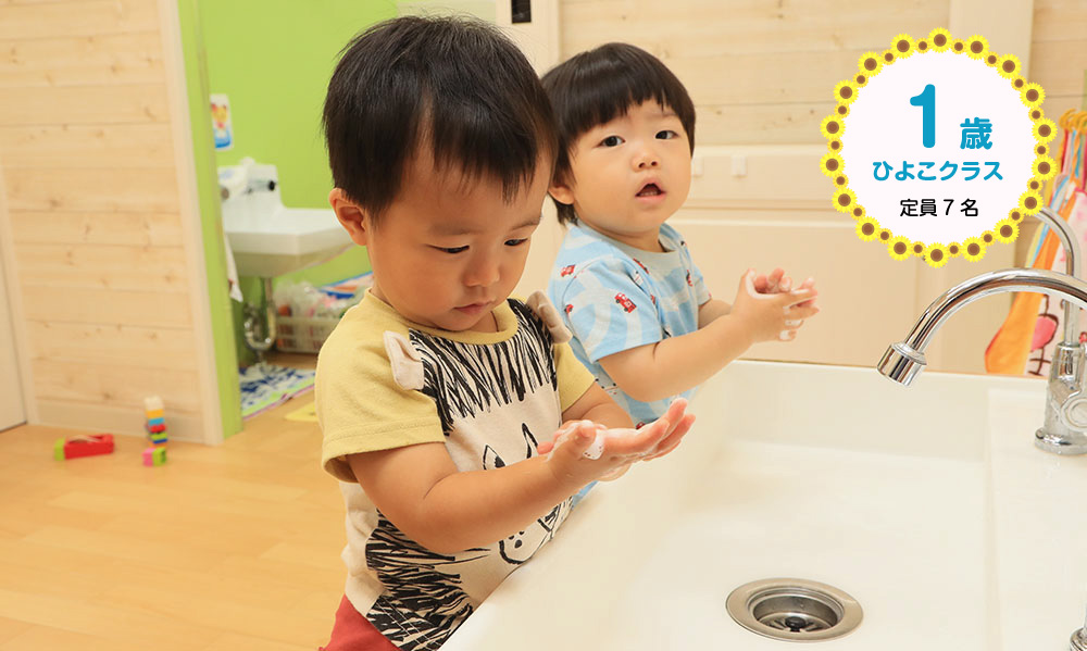 赤ちゃんを抱っこする女性