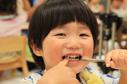 赤ちゃんを抱っこする女性