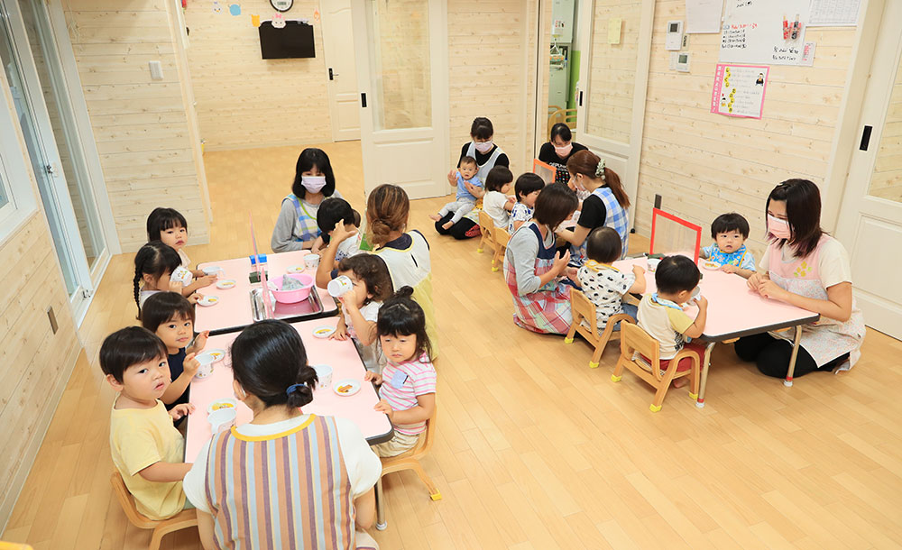 赤ちゃんを抱っこする女性