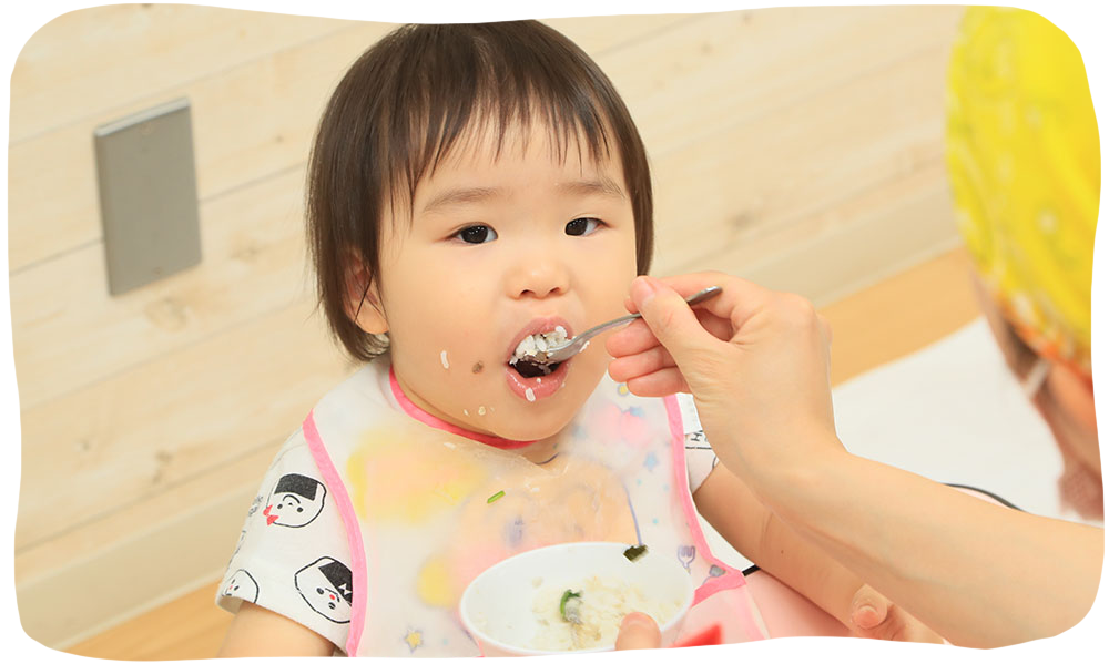 赤ちゃんを抱っこする女性