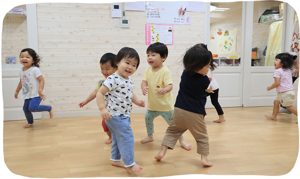 赤ちゃんを抱っこする女性